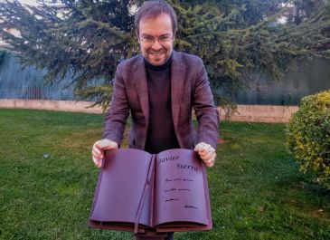 El Paseo de las Letras Aragonesas se inaugura en Monzón con un monolito dedicado a Javier Sierra