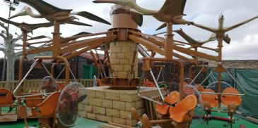 Dinópolis instala las dos nuevas atracciones del Sauriopark