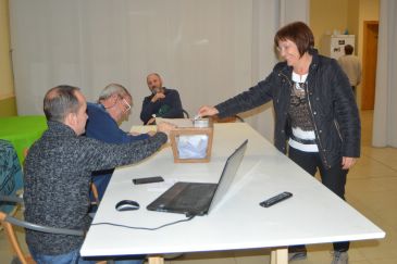 El Caudillo se queda sin plaza en Valmuel 62 años después: los vecinos votan que ahora se llame plaza del Colono