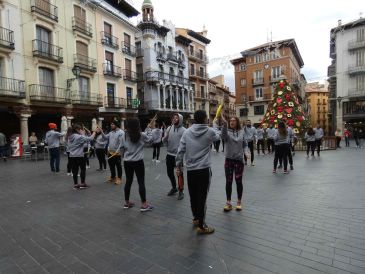 Los alumnos de Magisterio muestran su trabajo con un baile en la Plaza del Torico