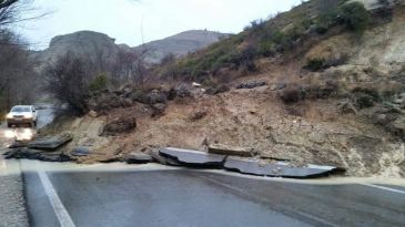 Cortada la carretera de Tramacastilla a Villar del Cobo por un desprendimiento