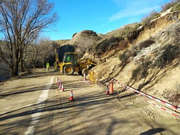 Reabierta la carretera entre Tramacastilla y Villar del Cobo  cortada el sábado por un desprendimiento