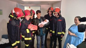 Los bomberos entregan juguetes y explican su trabajo a los niños ingresados en el Hospital Obispo Polanco de Teruel