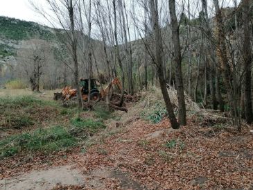 La CHE limpia en Alcaine el río afectado por las riadas de 2018