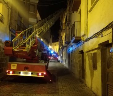 Los bomberos atienden en Alcañiz a una persona mayor que pidió ayuda a través de la teleasistencia