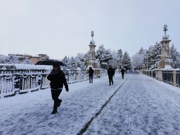 El aire polar y una borrasca en el Mediterráneo dejarán nieve en cotas muy bajas, viento y “mucho frío” desde el sábado