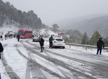 Dos autobuses se cruzan por la nieve en el alto de San Rafael y cortan la carretera varias horas