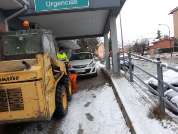 La brigada municipal de Utrillas limpia de nieve y hielo los puntos clave de la localidad