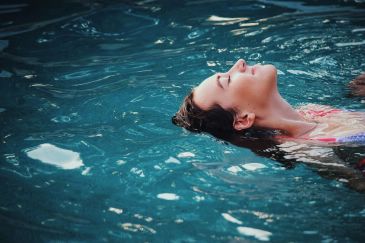 Como reducir la evaporación y minimizar el uso de productos químicos en una piscina