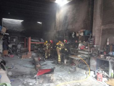 Los bomberos de la Diputación apagan un fuego en un taller de Andorra