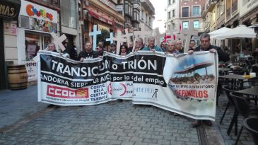 Trabajadores de la térmica de Andorra escenifican “el entierro de la transición justa” en el centro de Teruel