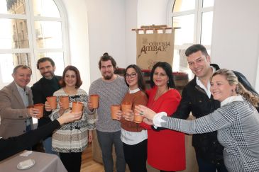 Una cerveza de Ambar cien por cien malta, la bebida oficial para Las Bodas de Isabel