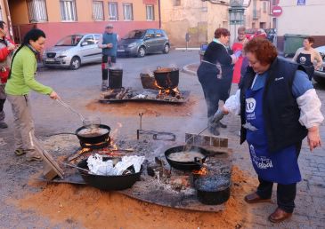 El Arrabal de Teruel celebra su matacerdo en la calle con una temperatura primaveral