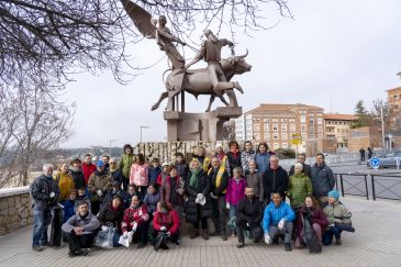 La asociación Acacia limpia las laderas que unen la ronda Ambeles y San Julián de Teruel
