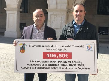 Orihuela del Tremedal entrega 496 euros de una carrera a favor de Martina es mi Ángel