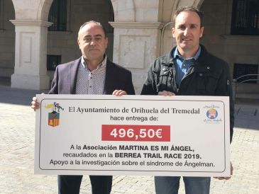 Orihuela entrega la recaudación de la Berrea Trail a Martina es mi Ángel