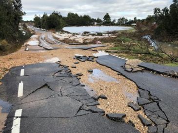 Cretas reparará de urgencia dos caminos por el peligro que presenta su mal estado