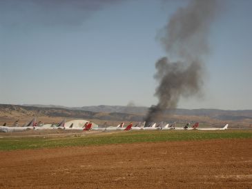 Un herido leve en un aparatoso incendio declarado en la zona del Aeropuerto de Teruel que se usa para desmantelar aviones