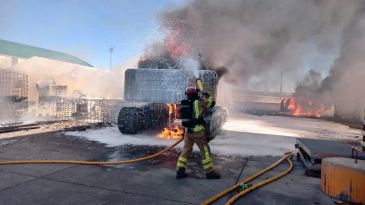 Un herido en un incendio en el Aeropuerto que levantó una gran columna de humo