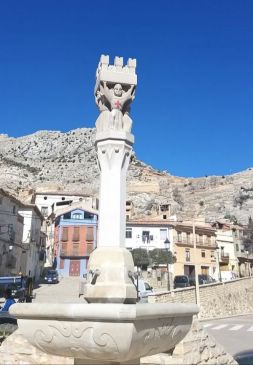 Abril reconstruye la Fuente de Castellote que él talló hace 20 años