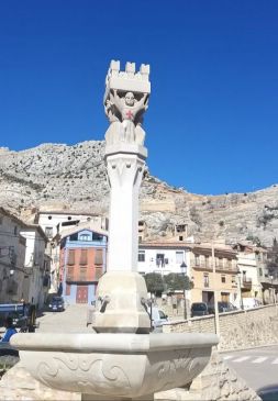 El escultor alcañizano José Miguel Abril reconstruye la fuente de Castellote que él talló hace 20 años