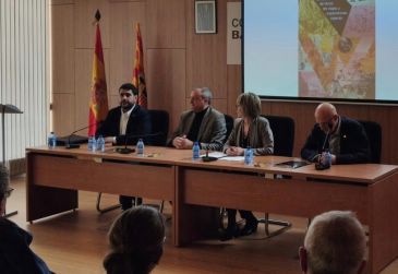 El delegado de Turismo de la Diputación Provincial, Diego Piñeiro, reconoce la labor de promoción de la revista Verde Teruel