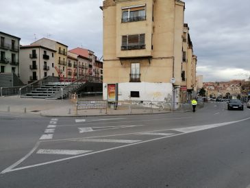 Acordonan un edificio de la plaza Domingo Gascón de Teruel tras las rachas de viento