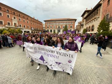Más de 2.000 personas marchan en Teruel en la manifestación por el 8M