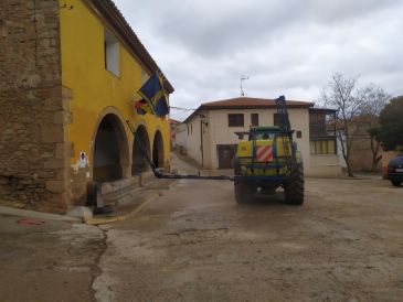 Los pueblos tiran de sulfatadoras y voluntarios para desinfectar