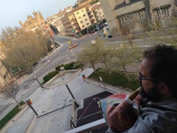 Paco Maried, el gaitero que anima las tardes en la plaza 3 de Marzo de Alcañiz: “Cuando nos dejen salir vamos a poner patas arriba todos los festivales de Teruel”