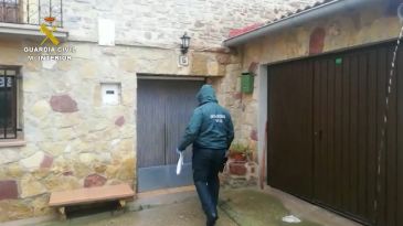 La Guardia Civil entrega medicamentos a vecinos de núcleos rurales de Teruel
