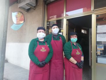 Paco Carmona, propietario de un comercio de fruta y charcutería: “La gente está más tranquila que los primeros días, pero no tiene la alegría de antes”