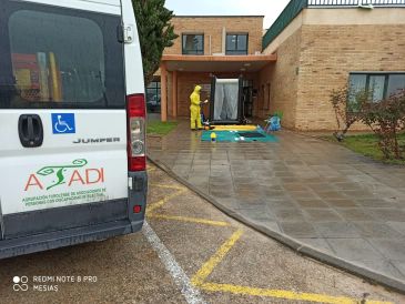 Los bomberos de la Diputación desinfectan la residencia Kalatos de Atadi en Alcorisa y el centro de salud