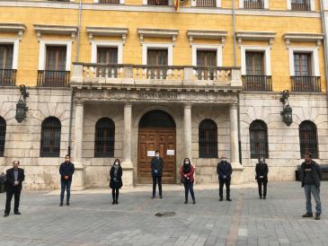 El Ayuntamiento de Teruel homenajea a las víctimas de coronavirus