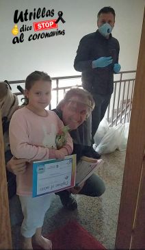 Utrillas premia a los niños por su buen comportamiento con chuches, diploma y mascarillas