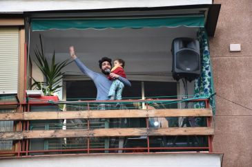 David Sancho organiza un show diario desde su balcón: “Esto está siendo muy duro, pero el pesimismo no arregla nada”