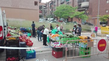 Alguna cola y ambiente distendido en la reapertura del mercadillo de Alcañiz