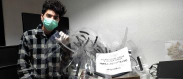 Un joven emprendedor entrega cien viseras faciales a Cuencas Mineras