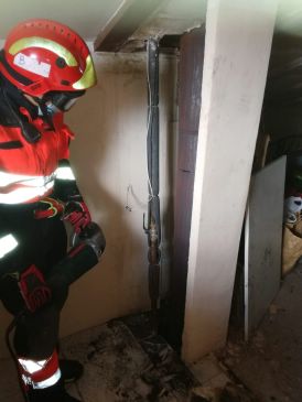 Los bomberos rescatan a un gato atrapado en el tiro de una chimenea