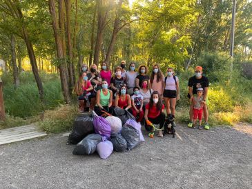 Una quedada en las redes sociales recoge basura en el entorno natural de Teruel capital