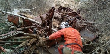 Espeleólogos de Aragón retirarán este sábado un camión que lleva 40 años en el cauce del río Aguas Vivas en Segura de Baños