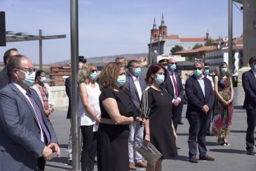 Teruel recuerda a los muertos por el Covid-19 con una placa junto a una carrasca en cada municipio