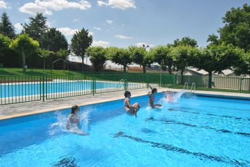 Con el césped parcelado y el aforo limitado, las piscinas se adaptan a la nueva normalidad