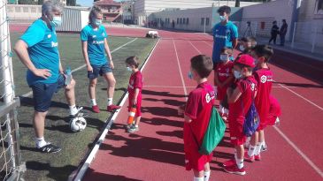 Sesenta niños disfrutan en Alcañiz con el fútbol de la mano del mítico jugador Nayim