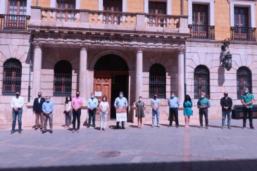 Minuto de silencio ante el Ayuntamiento de Teruel en memoria de Miguel Ángel Blanco