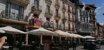 LA VAQUILLA QUE NO FUE. Aplausos y vítores al Torico en la hora de la puesta del pañuelico en una plaza con poca gente