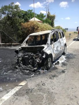 Los bomberos evitan males mayores al apagar un vehículo que ardía a un lado de la carretera que pasa cerca del aeropuerto