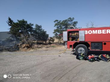 Bomberos del Parque de Alcañiz apagan un fuego en un monte bajo en Azaila