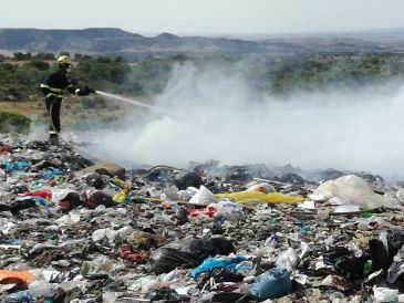 Bomberos de la DPT sofocan un incendio en el vertedero comarcal de Alcañiz