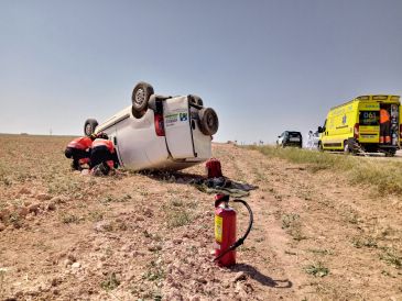 Un mismo operativo de los bomberos de la DPT sofoca un incendio en monte bajo y socorre a las víctimas de un accidente de tráfico